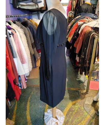 Robe mi-longue ouvre sa boutique